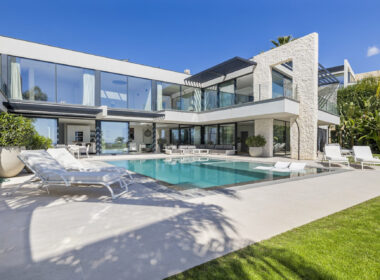 Современная вилла с панорамным видом в Бенахавис 407 кв.м