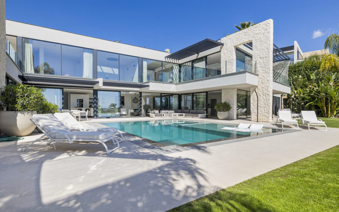 Современная вилла с панорамным видом в Бенахавис 407 кв.м