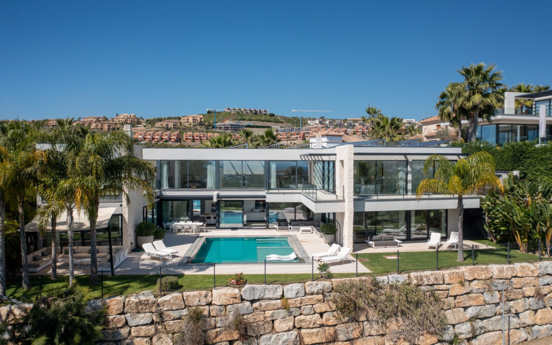 Современная вилла с панорамным видом в Бенахавис 407 кв.м