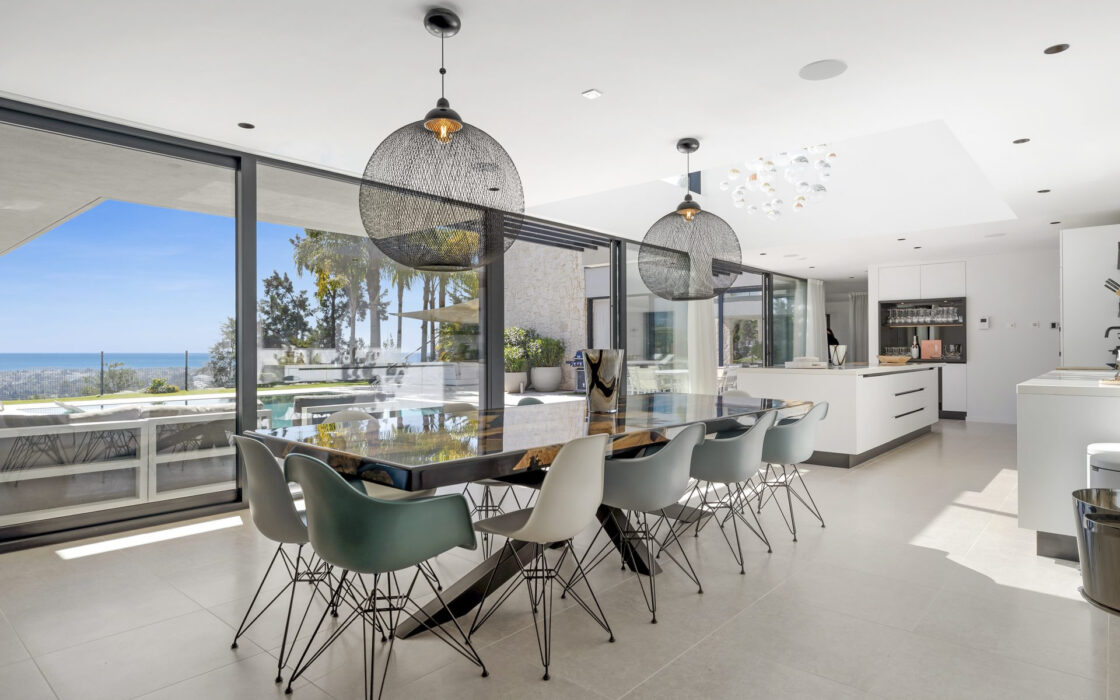 Современная вилла с панорамным видом в Бенахавис 407 кв.м