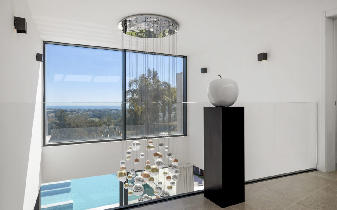 Современная вилла с панорамным видом в Бенахавис 407 кв.м