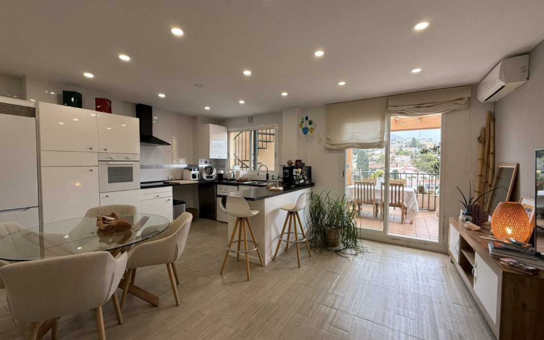 Двухкомнатный дуплекс в Фуэнхироле у моря, 132 кв.м, терраса