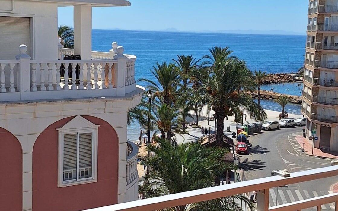 Апартаменты 100 кв.м с 4 спальнями в Торревьехе у моря