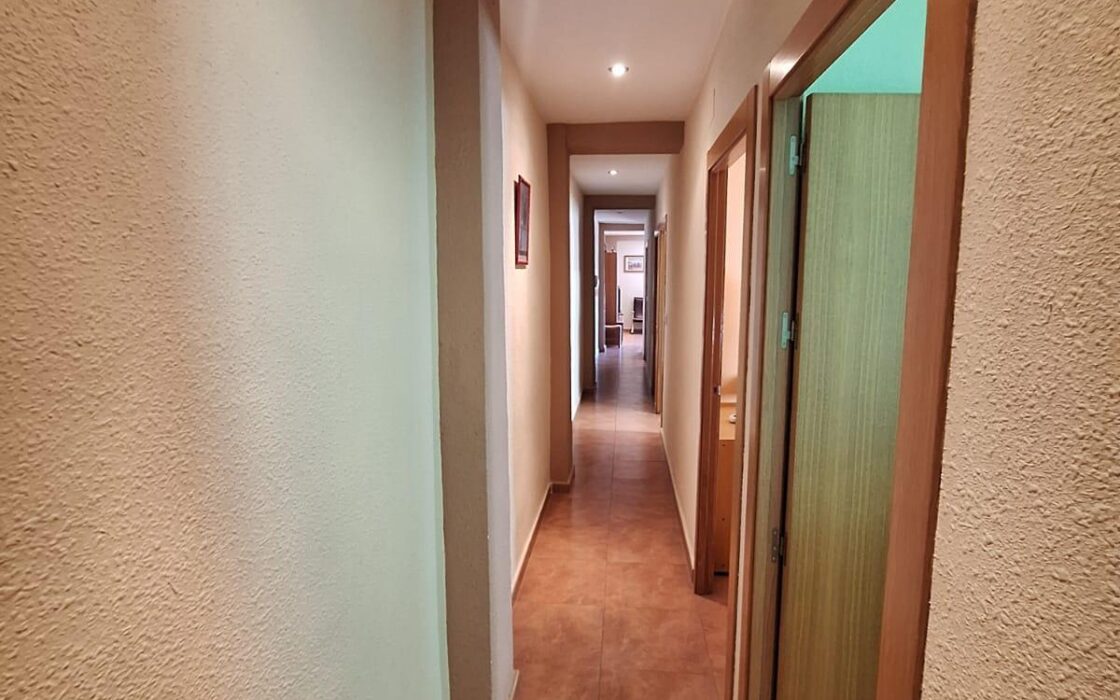 Апартаменты 100 кв.м с 4 спальнями в Торревьехе у моря