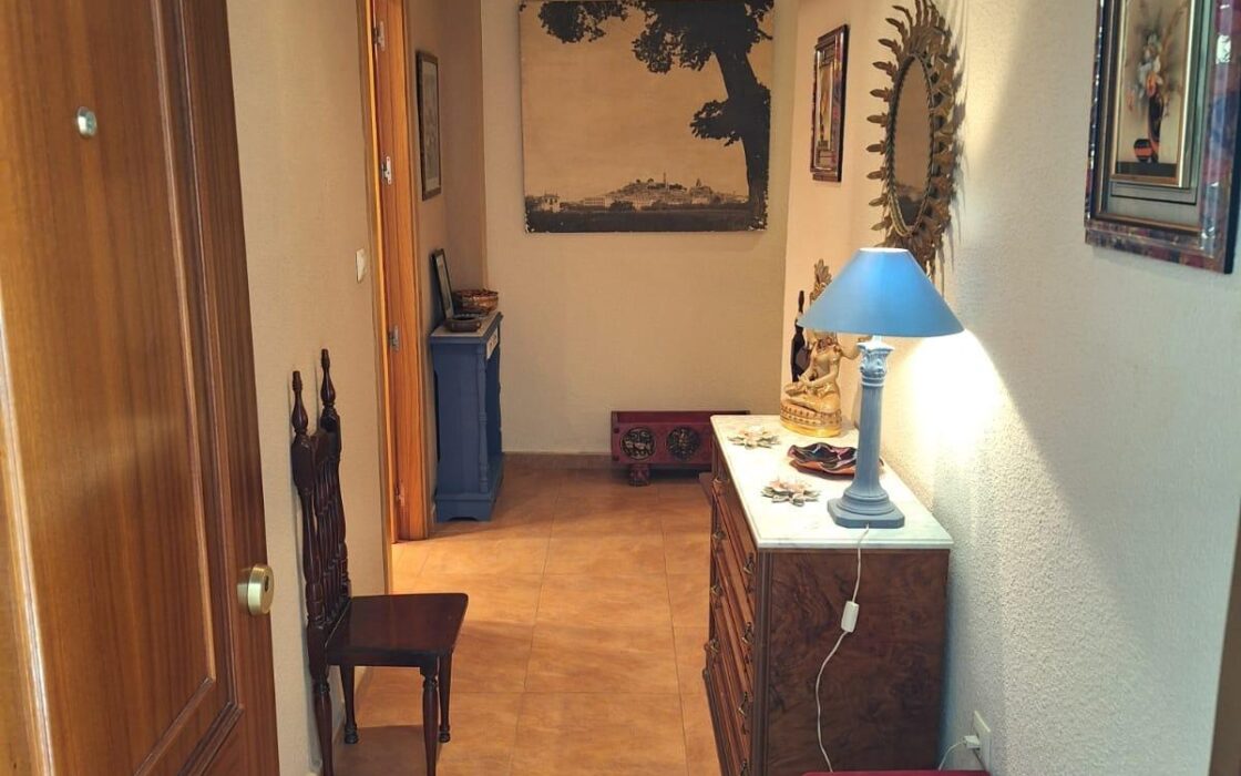 Апартаменты 100 кв.м с 4 спальнями в Торревьехе у моря