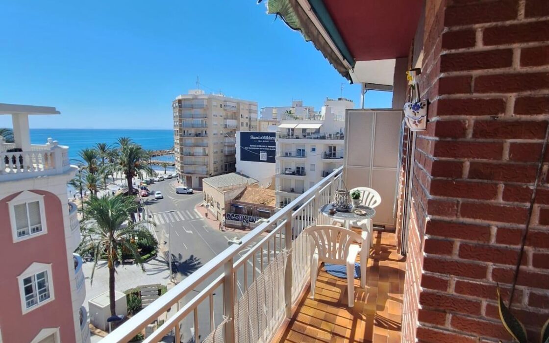 Апартаменты 100 кв.м с 4 спальнями в Торревьехе у моря