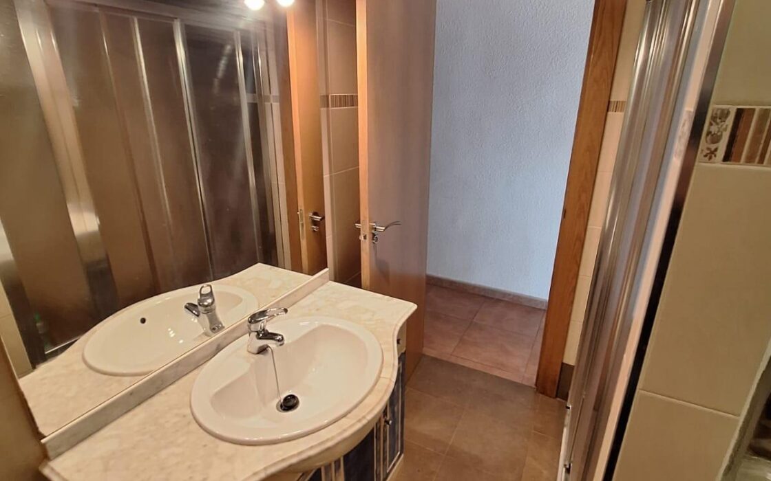 Апартаменты 100 кв.м с 4 спальнями в Торревьехе у моря