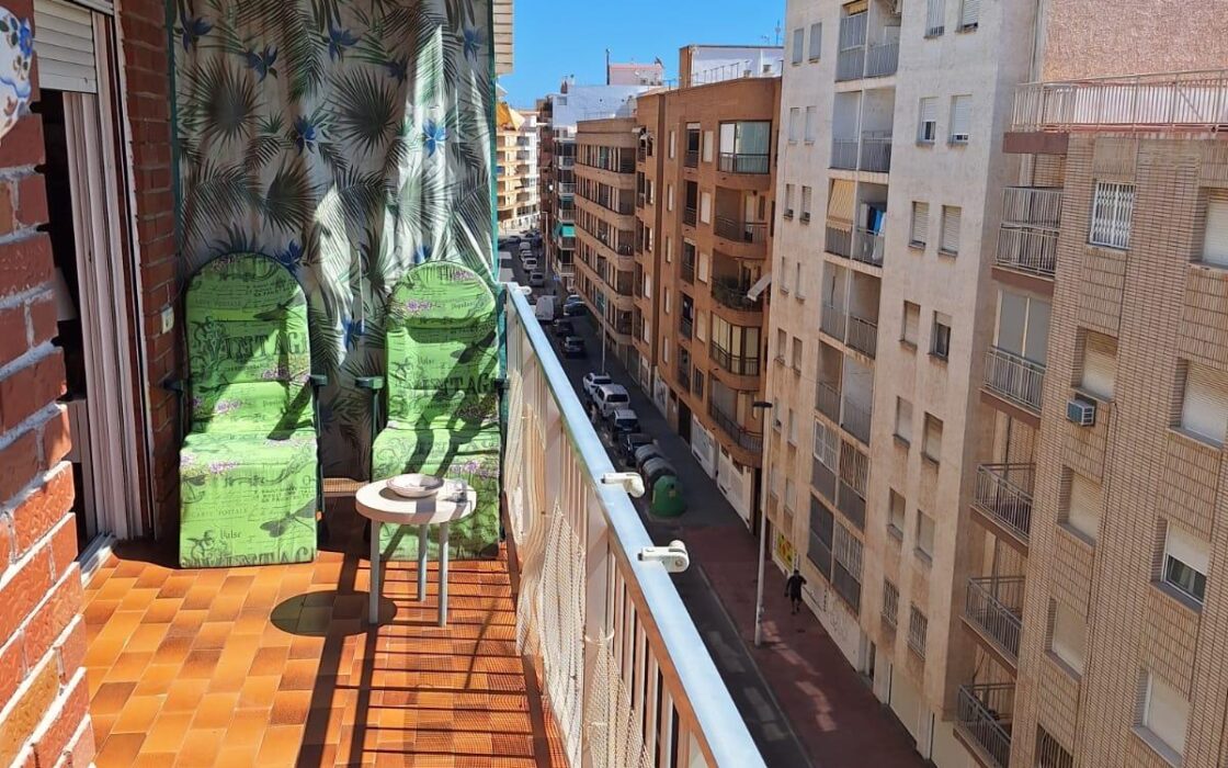 Апартаменты 100 кв.м с 4 спальнями в Торревьехе у моря