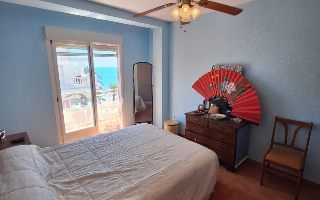 Апартаменты 100 кв.м с 4 спальнями в Торревьехе у моря