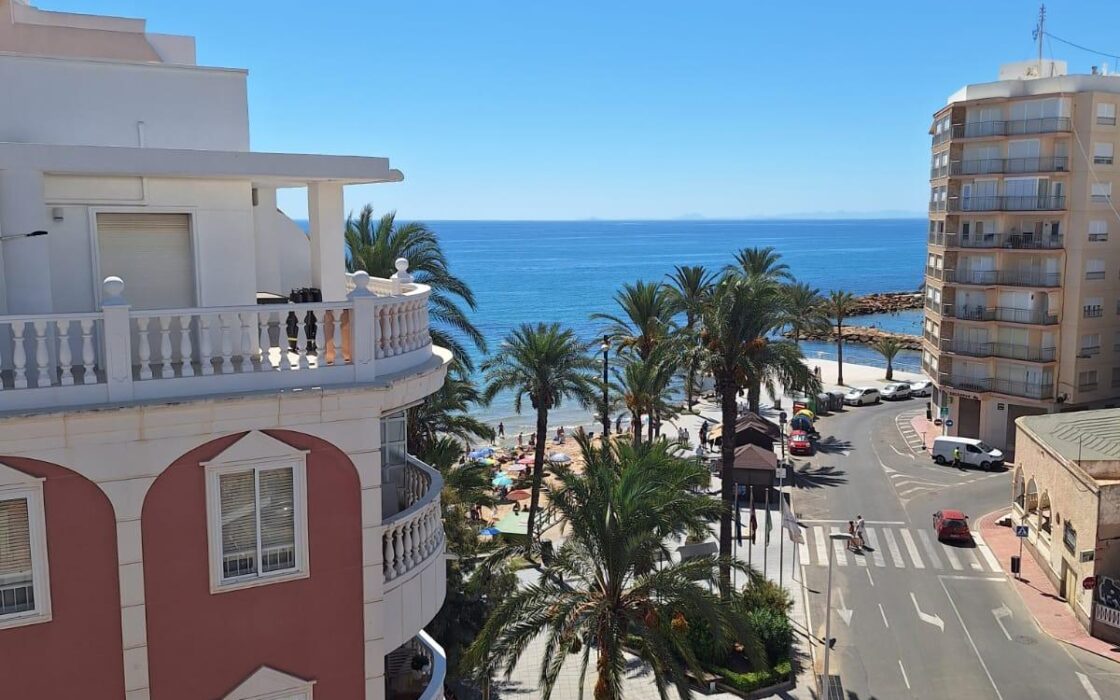 Апартаменты 100 кв.м с 4 спальнями в Торревьехе у моря