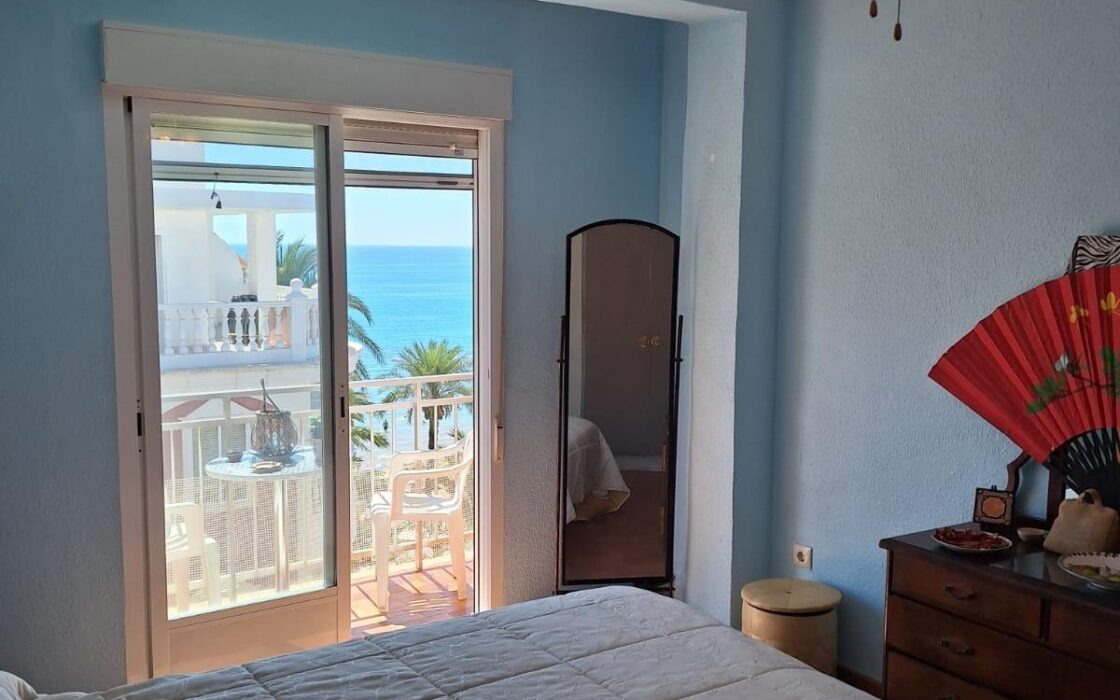 Апартаменты 100 кв.м с 4 спальнями в Торревьехе у моря