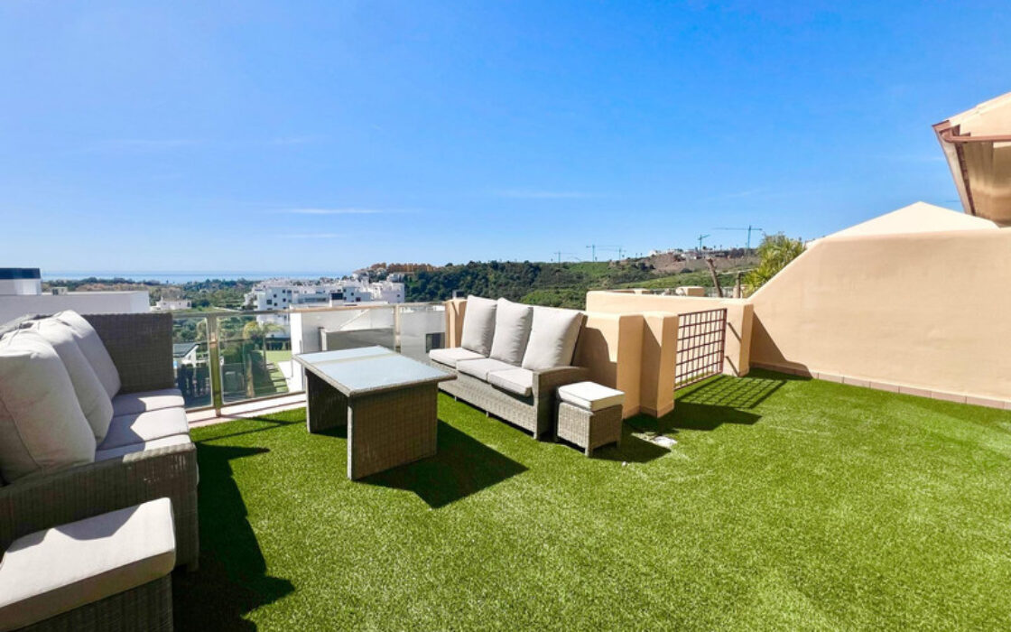 Двухуровневый пентхаус в Эстепоне с террасами и видом на море