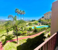 Двухуровневый пентхаус в Эстепоне с террасами и видом на море