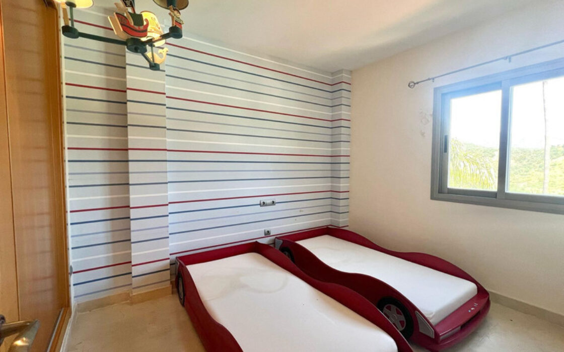 Двухуровневый пентхаус в Эстепоне с террасами и видом на море