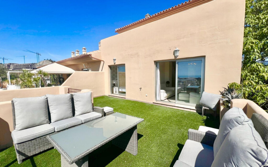 Двухуровневый пентхаус в Эстепоне с террасами и видом на море