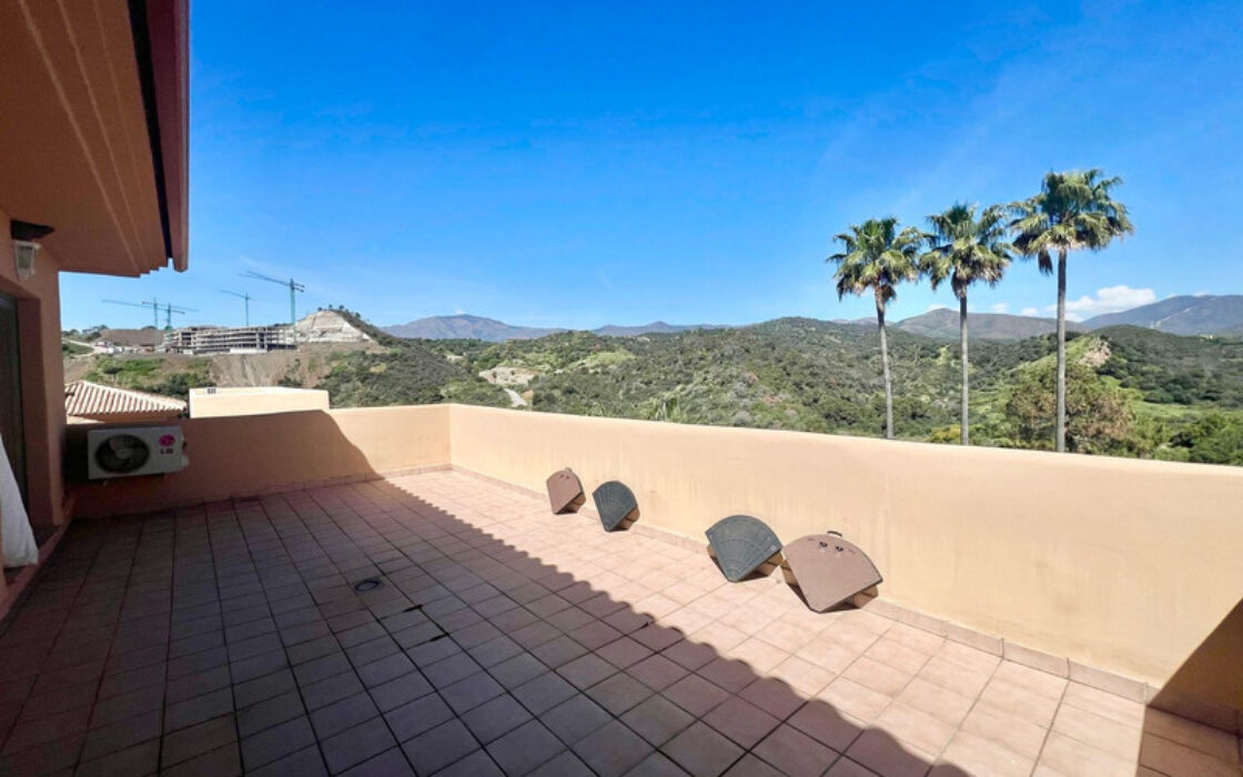 Двухуровневый пентхаус в Эстепоне с террасами и видом на море