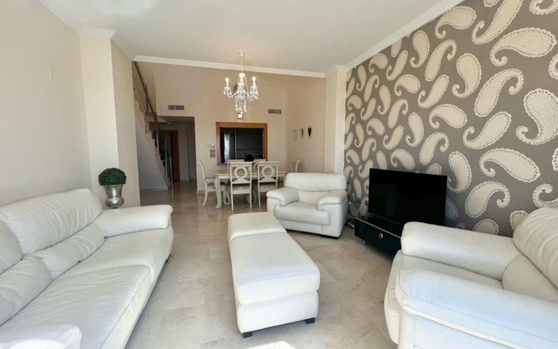 Двухуровневый пентхаус в Эстепоне с террасами и видом на море