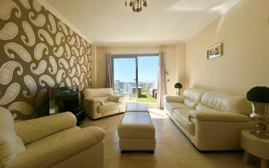 Двухуровневый пентхаус в Эстепоне с террасами и видом на море