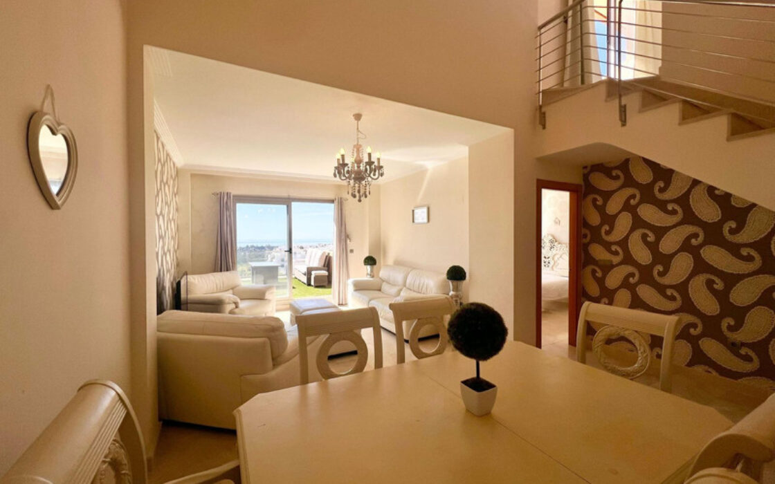 Двухуровневый пентхаус в Эстепоне с террасами и видом на море