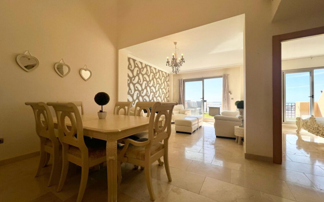 Двухуровневый пентхаус в Эстепоне с террасами и видом на море