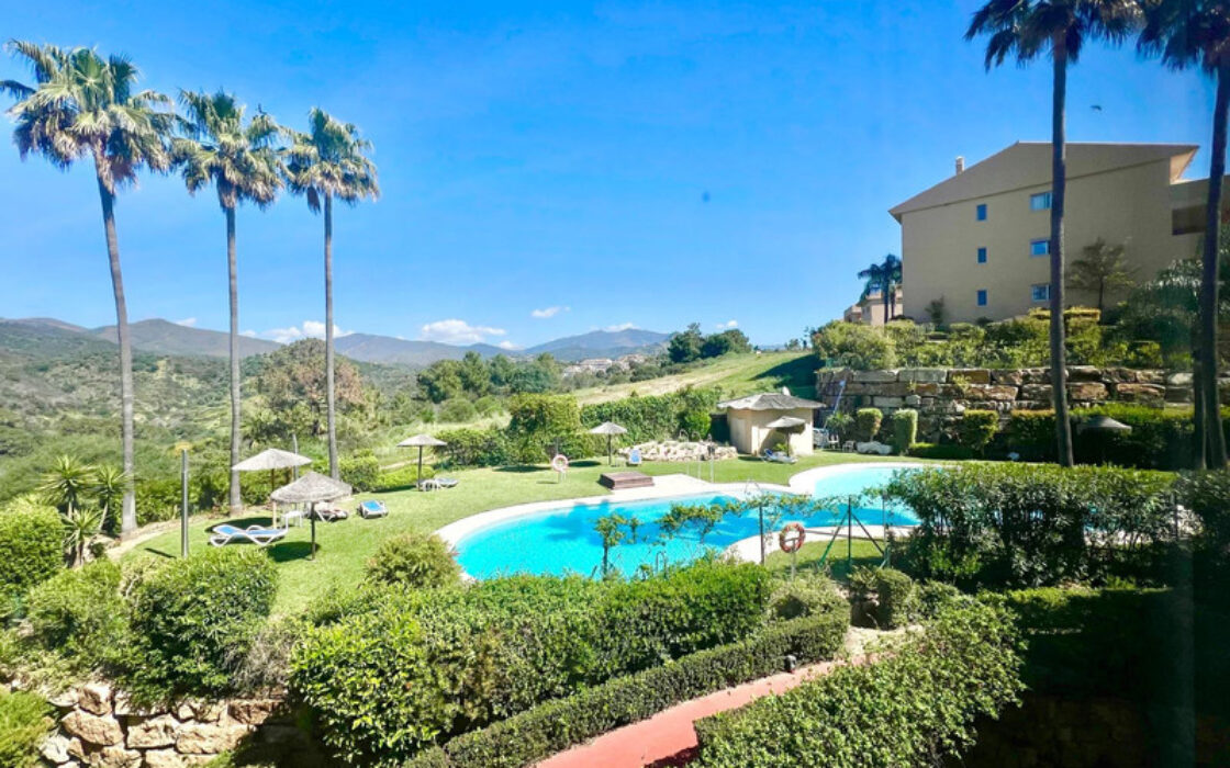 Двухуровневый пентхаус в Эстепоне с террасами и видом на море