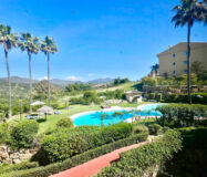 Двухуровневый пентхаус в Эстепоне с террасами и видом на море