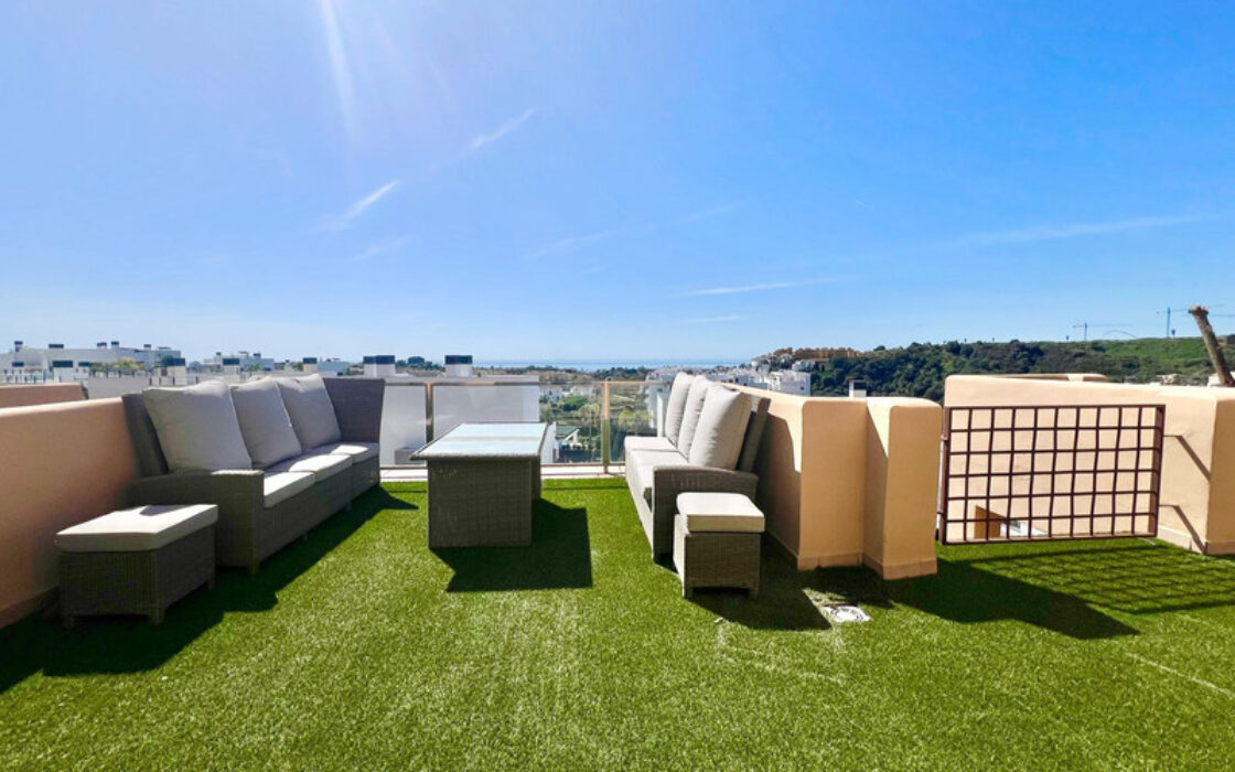 Двухуровневый пентхаус в Эстепоне с террасами и видом на море