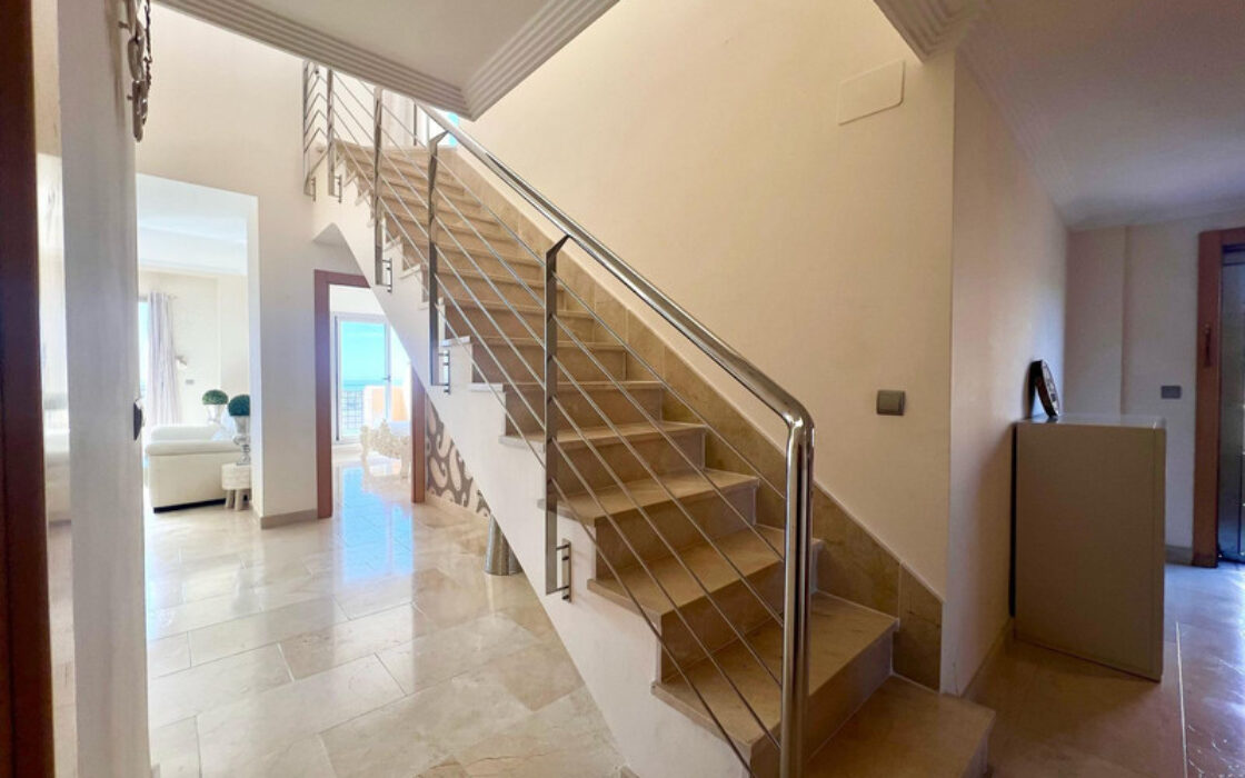 Двухуровневый пентхаус в Эстепоне с террасами и видом на море