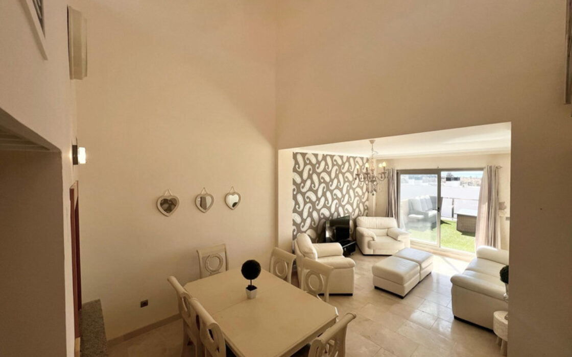 Двухуровневый пентхаус в Эстепоне с террасами и видом на море