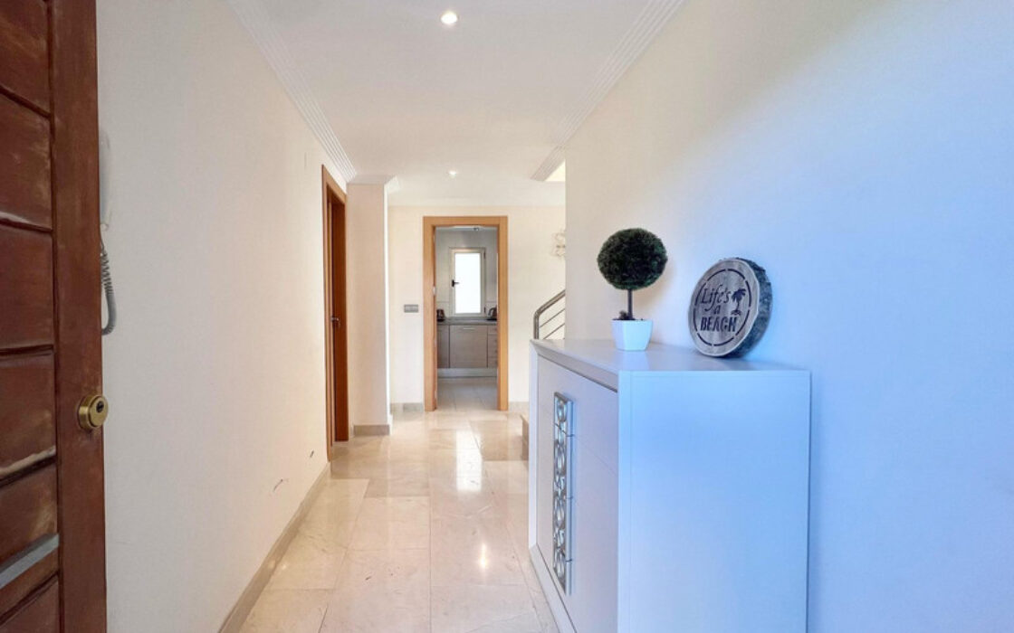 Двухуровневый пентхаус в Эстепоне с террасами и видом на море