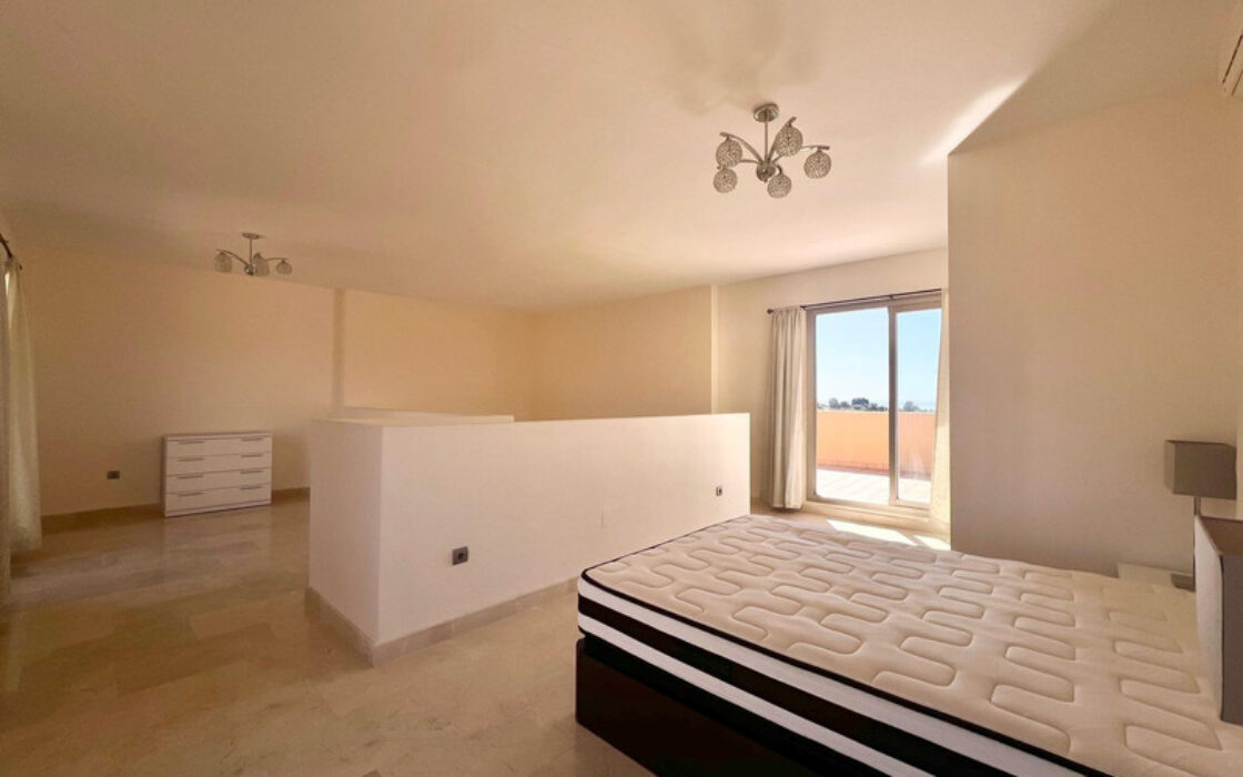 Двухуровневый пентхаус в Эстепоне с террасами и видом на море