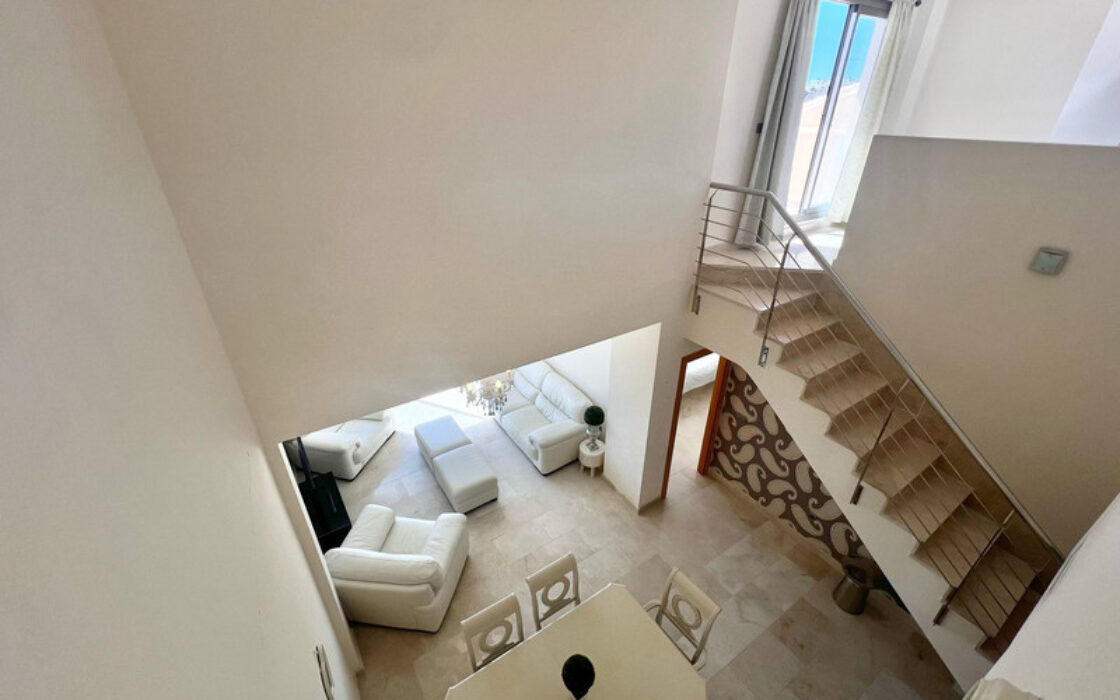 Двухуровневый пентхаус в Эстепоне с террасами и видом на море