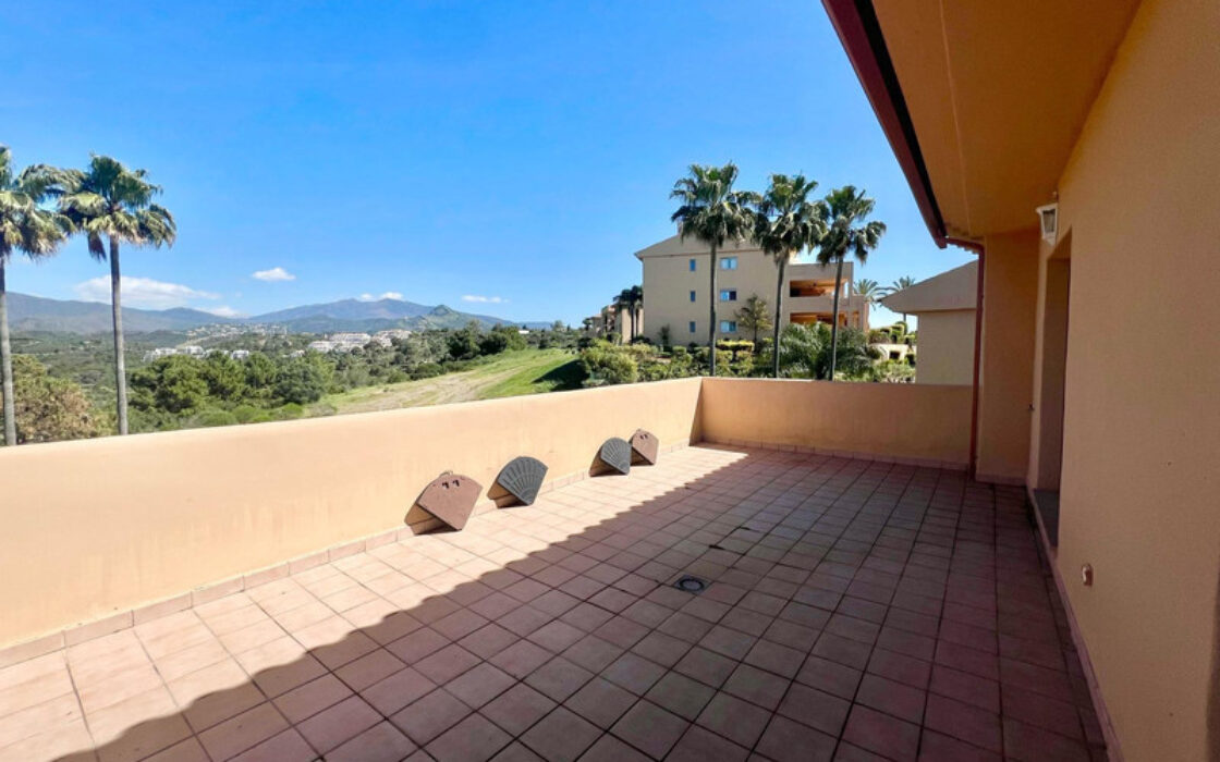 Двухуровневый пентхаус в Эстепоне с террасами и видом на море