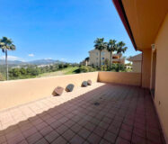 Двухуровневый пентхаус в Эстепоне с террасами и видом на море