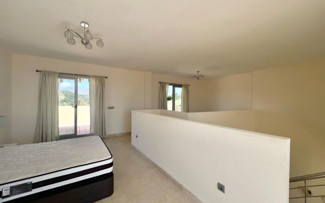 Двухуровневый пентхаус в Эстепоне с террасами и видом на море