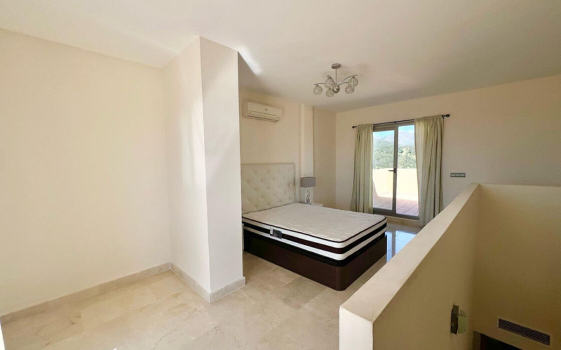 Двухуровневый пентхаус в Эстепоне с террасами и видом на море