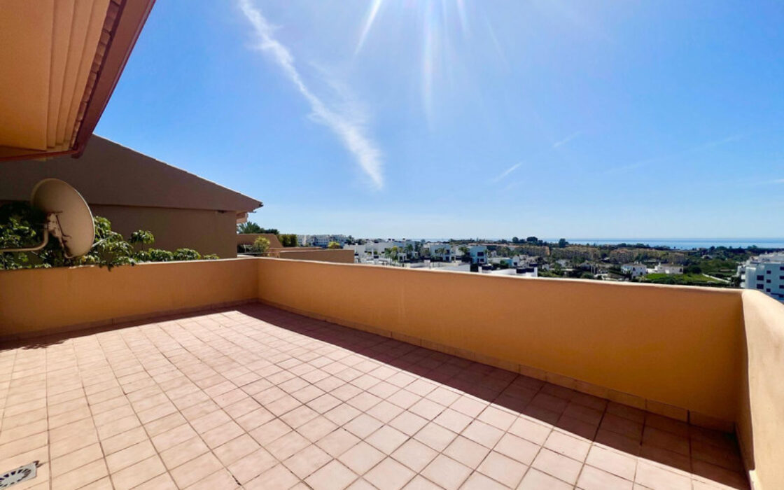 Двухуровневый пентхаус в Эстепоне с террасами и видом на море