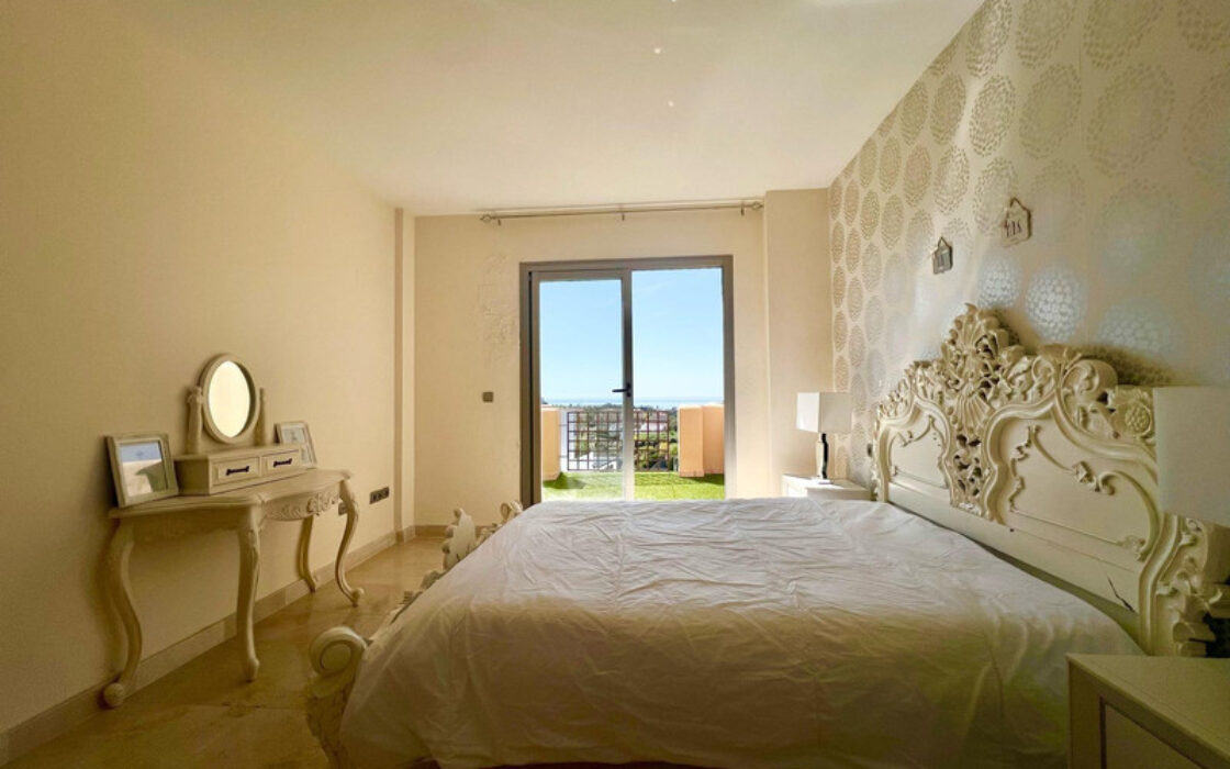 Двухуровневый пентхаус в Эстепоне с террасами и видом на море