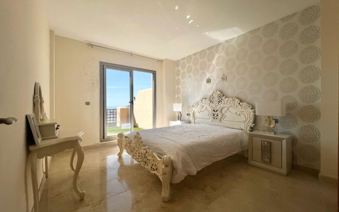 Двухуровневый пентхаус в Эстепоне с террасами и видом на море