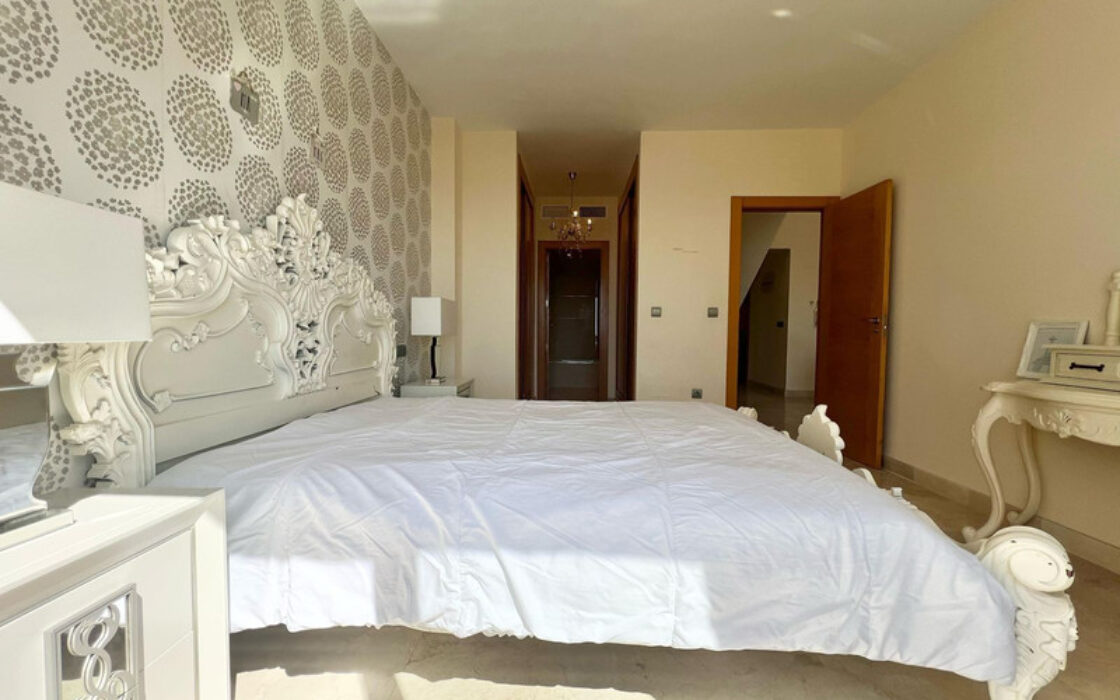 Двухуровневый пентхаус в Эстепоне с террасами и видом на море