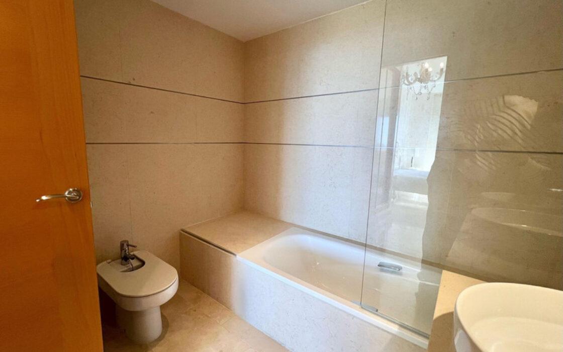 Двухуровневый пентхаус в Эстепоне с террасами и видом на море