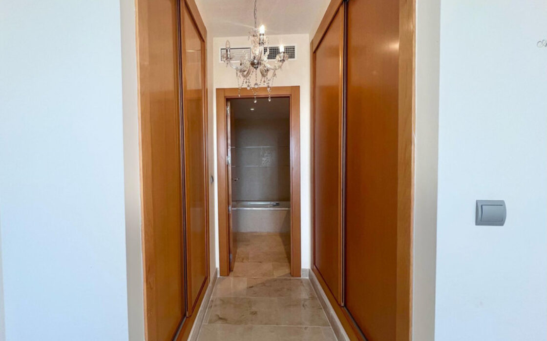 Двухуровневый пентхаус в Эстепоне с террасами и видом на море