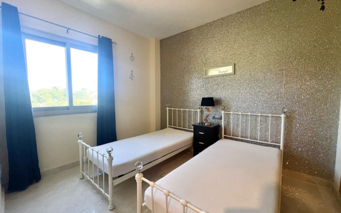 Двухуровневый пентхаус в Эстепоне с террасами и видом на море