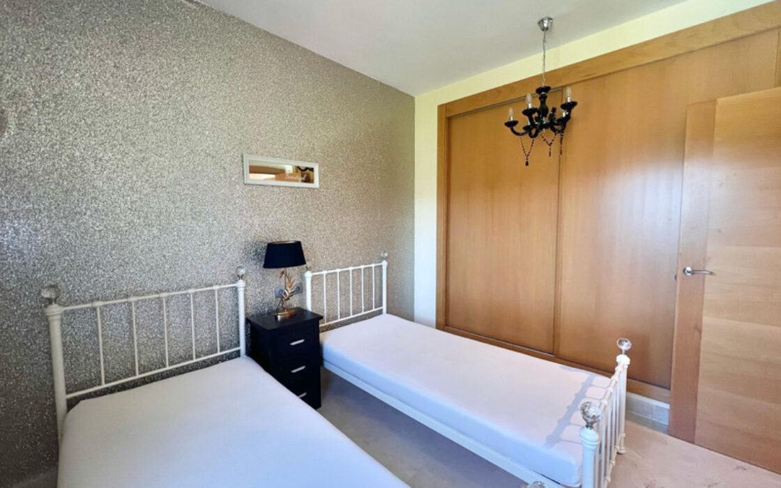 Двухуровневый пентхаус в Эстепоне с террасами и видом на море