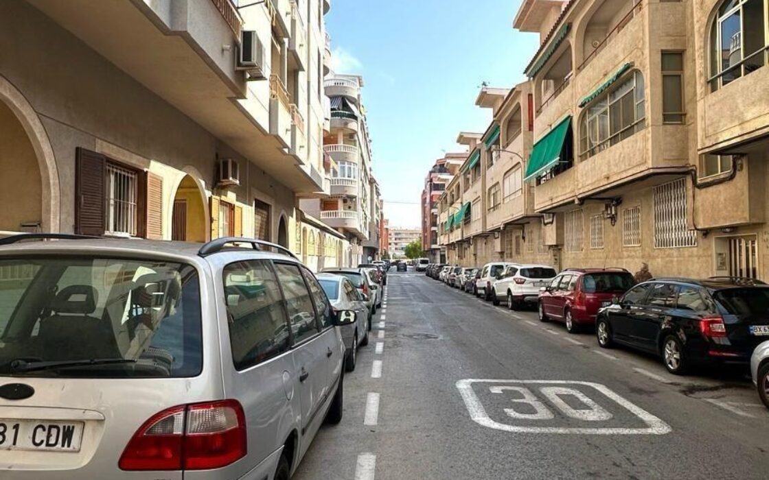 Апартаменти 49 кв.м в Торрев’єсі біля моря з басейном