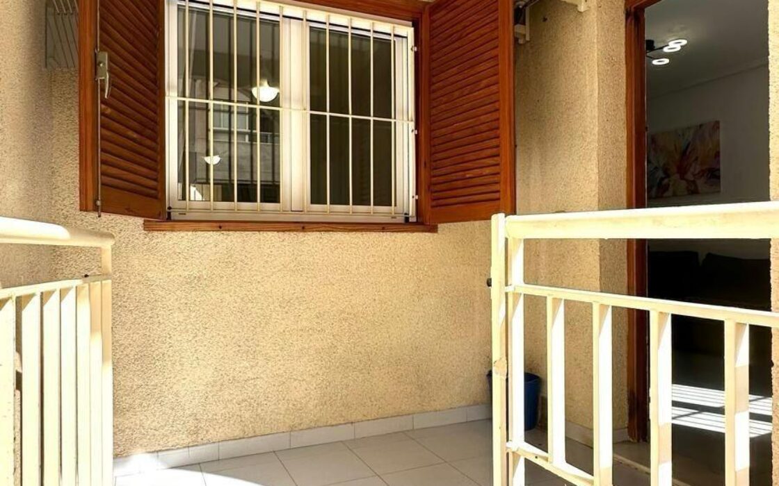 Апартаменти 49 кв.м в Торрев’єсі біля моря з басейном