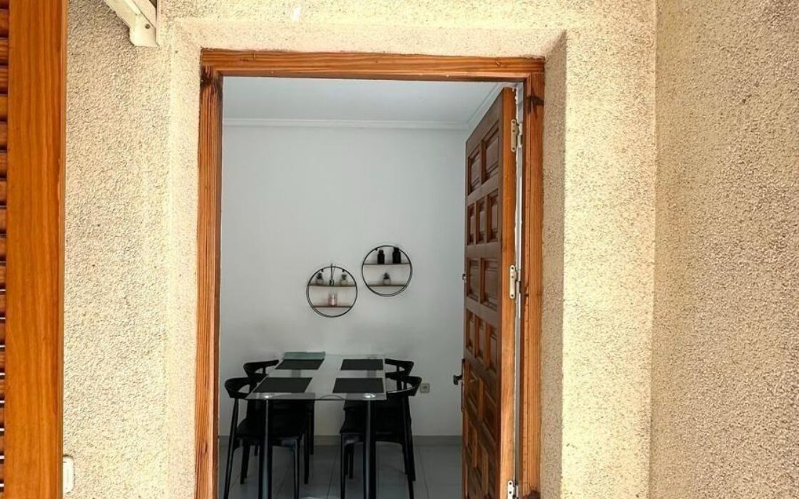 Апартаменти 49 кв.м в Торрев’єсі біля моря з басейном