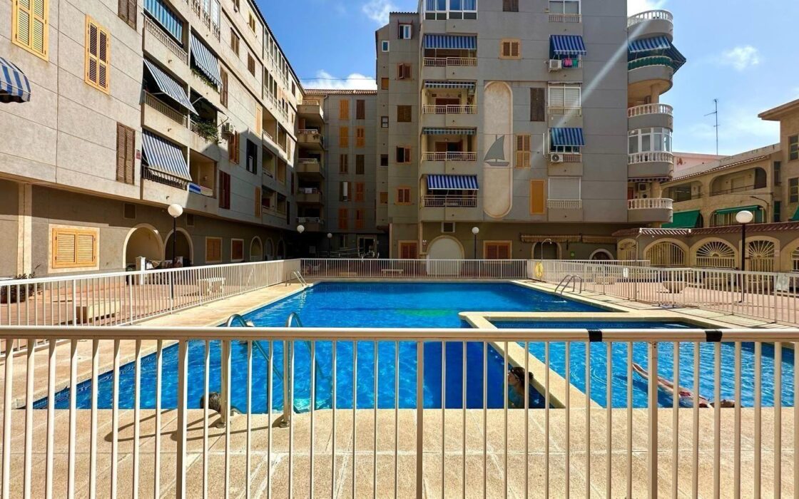 Апартаменти 49 кв.м в Торрев’єсі біля моря з басейном