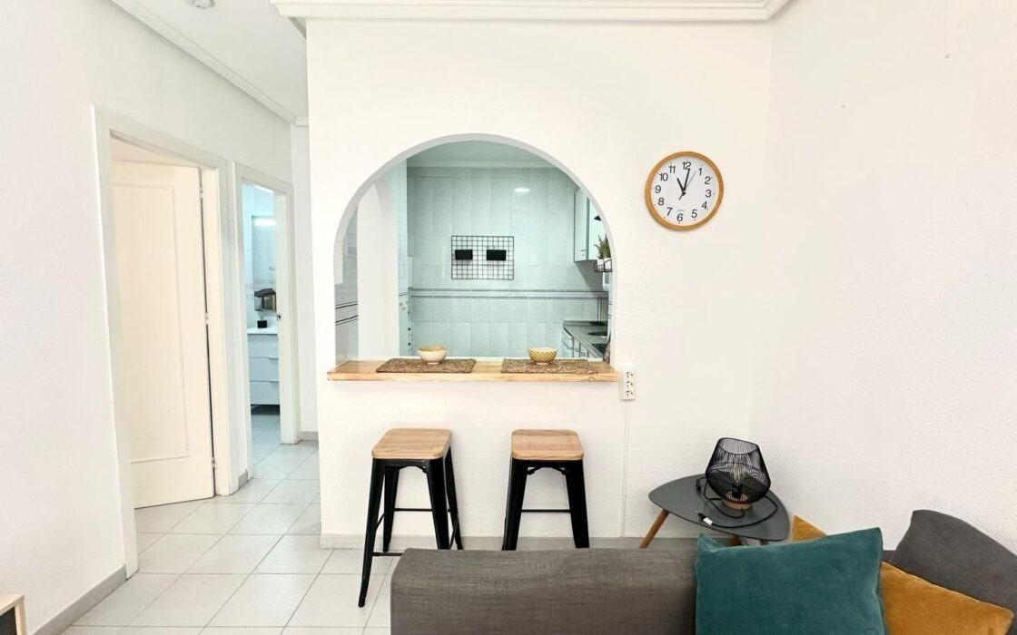 Апартаменти 49 кв.м в Торрев’єсі біля моря з басейном