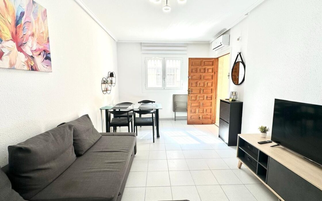 Апартаменти 49 кв.м в Торрев’єсі біля моря з басейном